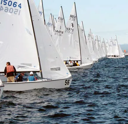 Largada de uma regata internacional da Classe Lightning